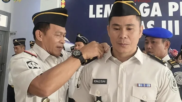 Kalapas Telda Sematkan Tanda Kenaikan Pangkat kepada Pegawai