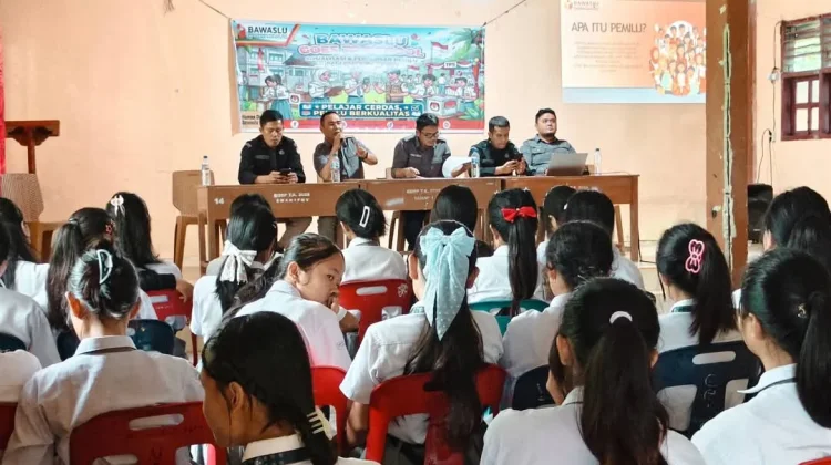 Bawaslu Nisel Edukasi Pemilih Pemula di SMA Negeri 1 Fanayama