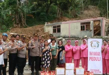 Polres Nisel Salurkan Bansos Korban Longsor di Hiliofonaluo