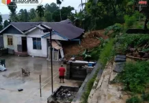 Bawaslu Nisel Serahkan Tali Asih Bagi Pegawai yang Mengalami Musibah