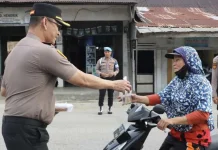 Polres Nias Selatan Bagikan Takjil Kepada Masyarakat Telukdalam