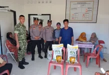 Polisi Kawal Penyaluran Bantuan Pangan di Pulau-Pulau Batu