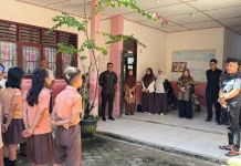 Perkenalkan Lingkungan Madrasah, MTsN Nisel Kunjungi SD Negeri 078142 Lagundri