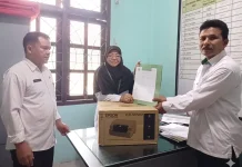 Dukung Pelayanan SIMKAH di KUA Lolowa'u, Kemenag Nisel Serahkan Satu Unit Printer
