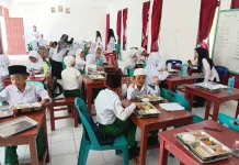 Siswa MIN 2 Nisel Terima MBG Perdana