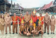 Penyambutan Wabup Mentawai di Desa Adat Bawomataluo