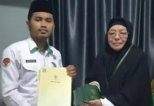 Kemenag Nisel Serahkan 100 Buku Nikah ke KUA Pulau-Pulau Batu