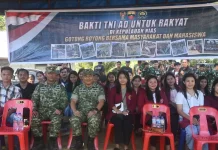 Tinjau Jembatan Gantung Idanoho, Satgas Karbak TNI AD Ajak Mahasiswa UNIRAYA