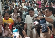Bermain Voli dengan Warga Hilimaenamolo, Bobby Nasution Serahkan 50 Bola Voli