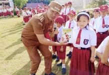 Kunjungi SDN 075075 Hilifalago, Camat Onolalu Dorong Siswa Lebih Giat Belajar