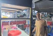 Haris Zega Pelopor Usaha Mie Tek-Tek Gunungsitoli