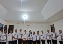 Kakan Kemenag Nisel Serahkan SK Pengurus Pokjaluh Agama Kristen