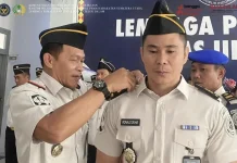 Kalapas Telda Sematkan Tanda Kenaikan Pangkat kepada Pegawai
