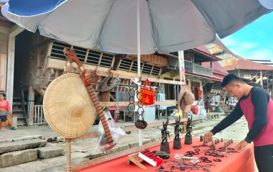 Pelaku Usaha Bawomataluo Ajak Wisatawan Cintai Produk Lokal Nias