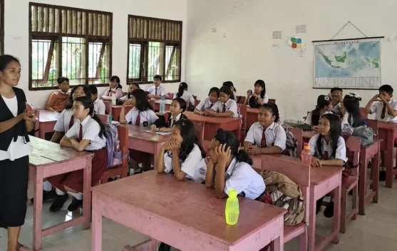 Ajarkan Firman Tuhan lewat Lagu, Penyuluh Agama Kristen Sambangi SDN Botohilitano