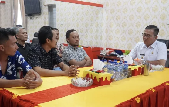 Warga Samadaya Hilisimaetano Temui Bupati Nias Selatan