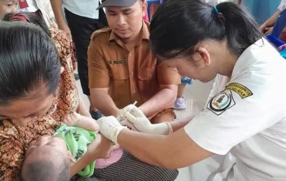 Pelaksanaan Imunisasi di Desa Sondregeasi Berjalan Sukses