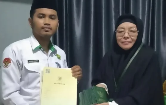 Kemenag Nisel Serahkan 100 Buku Nikah ke KUA Pulau-Pulau Batu
