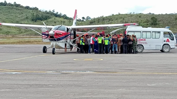 Warga Krayan Beri Penghormatan Terakhir untuk Pilot Pelita Air