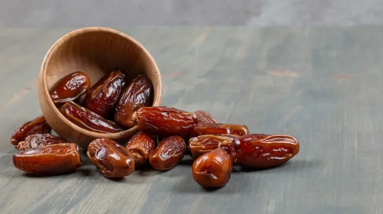 Mencuci Buah Kurma Sesuai Petunjuk Otoritas Pangan Arab Saudi
