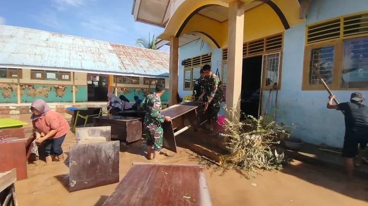 Satgas Pamtas Satya Lembuswana Lakukan Pembersihan Pasca Banjir
