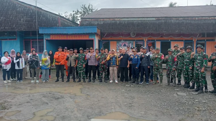 Tim Gabungan Bersama Warga Tangani Banjir