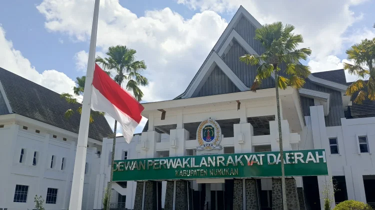 DPRD Nunukan Kibarkan Bendera Setengah Tiang