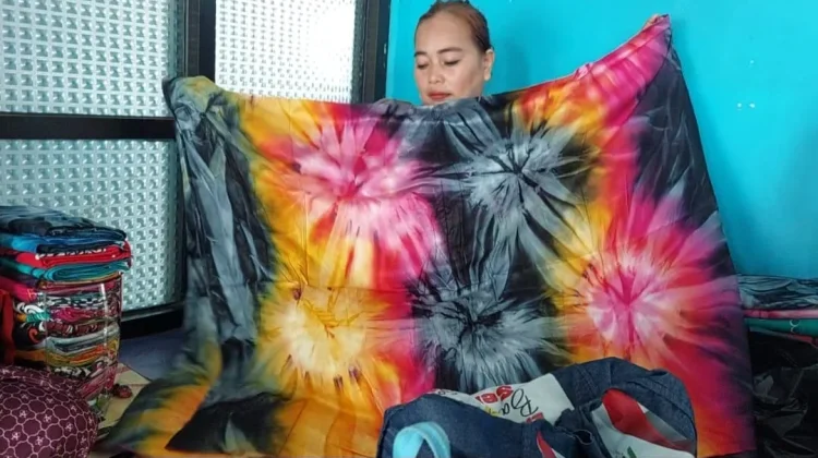 Dibanderol 50 Ribu, Sarung Bali Laris Diburu Wisatawan Malaysia di  Nunukan