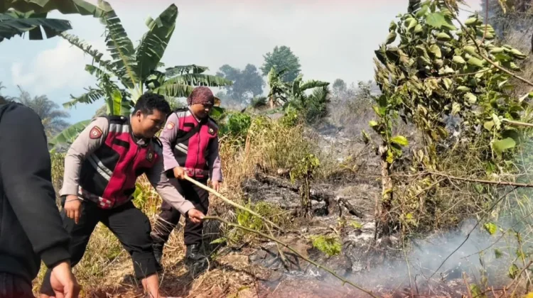Polsek Sebatik Sigap Padamkan Dua Karhutla Bersama Warga