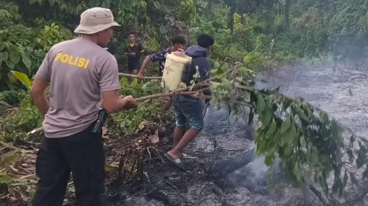 Warga Sebatik Sigap Bantu Petugas Padamkan Karhutla