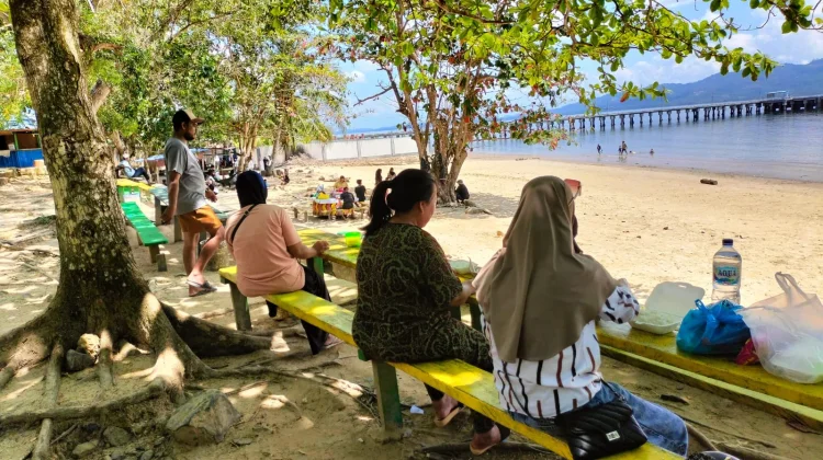 Puncak Kunjungan Pantai Ecing Diprediksi Hari Minggu