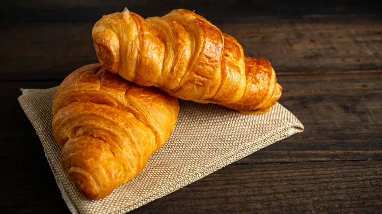 Evolusi Croissant: Dari Roti Kipferl Austria hingga Ikon Kuliner Prancis