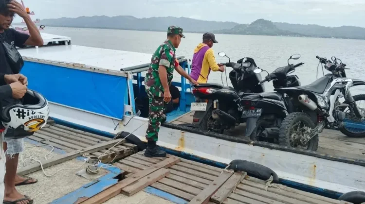 Babinsa Imbau Warga Utamakan Keselamatan saat Menyeberang Perahu