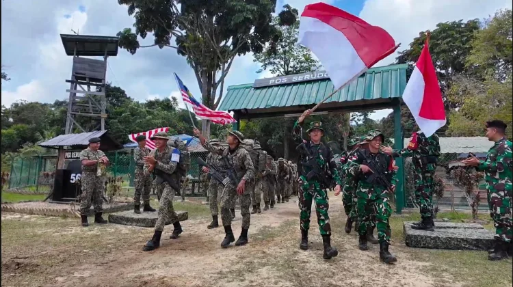 Satgas Pamtas Yonkav 13 SL dan Batalyon 7 RAMD Patroli Patok di Perbatasan