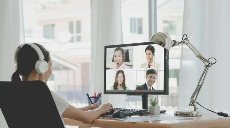 Waspada Penggunaan Headset Berlebihan saat Virtual Meeting