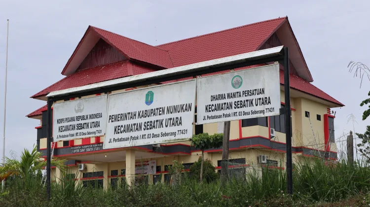 Akses Jalan Kantor Camat Sebatik Utara Masuk Wilayah Malaysia