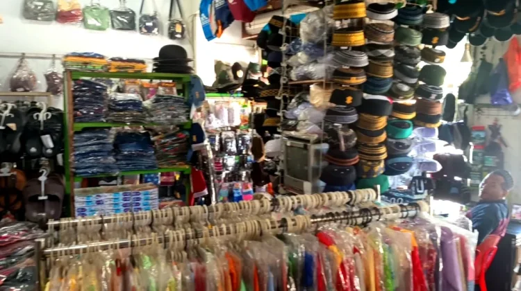 Sepi Pembeli, Pedagang Pakaian Nunukan Tambah Variasi Barang Dagangan