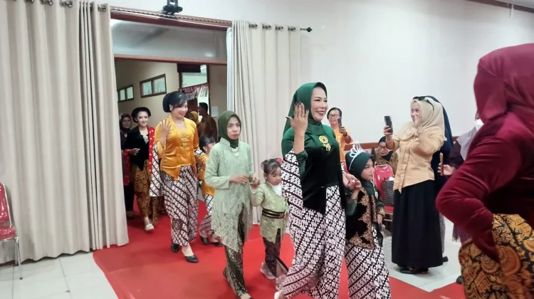 Puluhan Pasang Anak dan Ibu ikut Lomba Kebaya Wastra di Nunukan