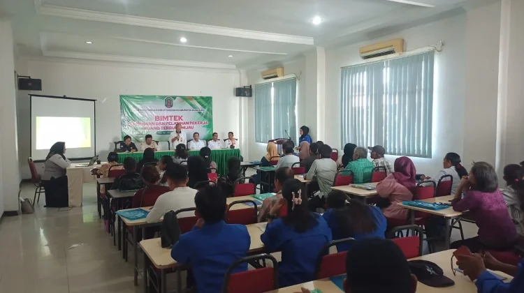 Pekerja Pertamanan Dinas Lingkungan Hidup Nunukan ikut Pembinaan RTH