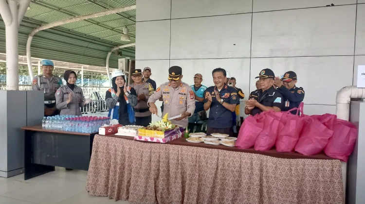 Peringati Hari Buruh, Polres Nunukan Beri Paket Sembako dan Potong Tumpeng