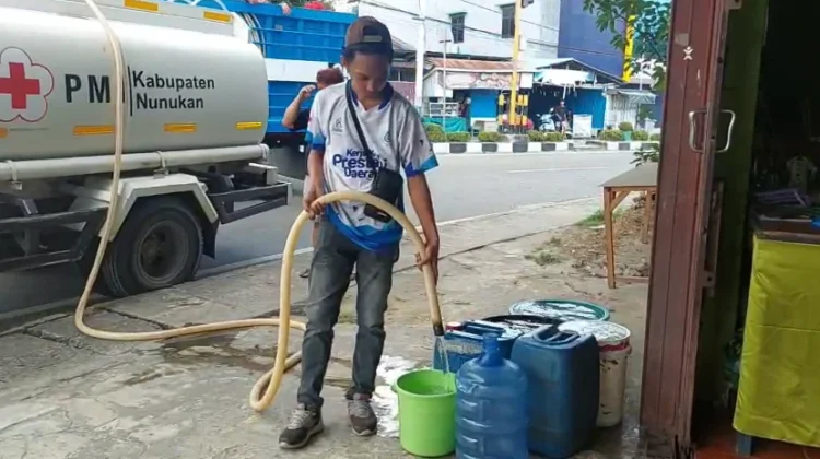 Sumber Air Baku Menipis, Perumda Tirta Taka Bagikan Air Bersih Gratis