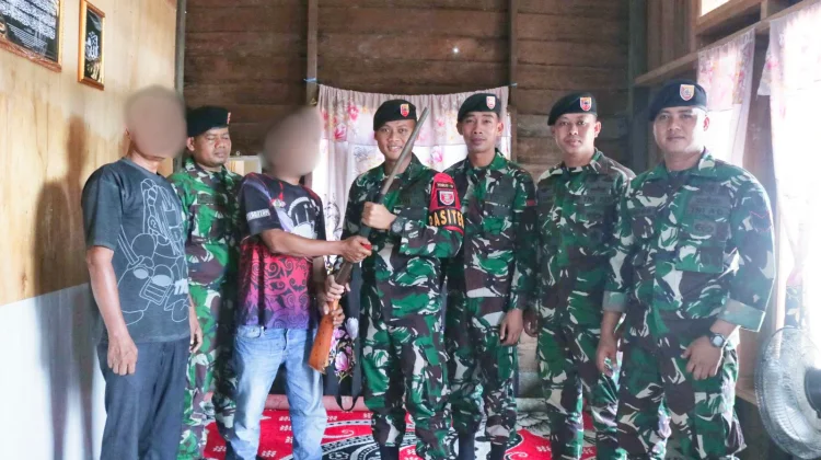 Pasiter Satgas Pamtas Lembuswana Menerima Senpi Rakitan dari Warga Seimanggaris