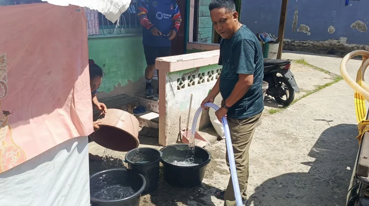 Pengusaha Ayam Salurkan 4.600 Liter Air untuk Warga Sungai Bolong