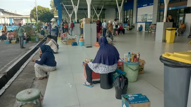 Pedagang Asongan Sudah disediakan Tempat Masih Berjualan diarea Pelabuhan
