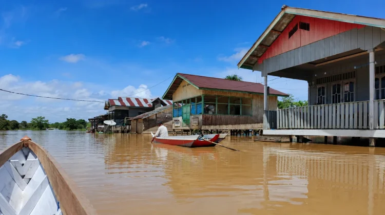 Banjir Rendam Desa Atap, Warga Gunakan Perahu untuk Beraktivitas