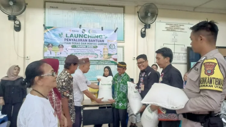 Pemerintah Daerah Kabupaten Nunukan Menyalurkan Bantuan Pangan Beras dan Minyak