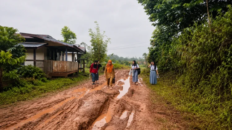 Pelajar di Krayan Selatan Terpaksa Jalan Kaki ke Sekolah akibat Jalan Rusak Parah