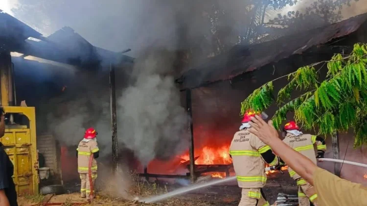 Diduga akibat Puntung Rokok Remaja, Gudang Plastik Terbakar