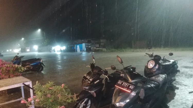 Hujan Deras Disertai Angin Kencang Landa Nunukan Malam