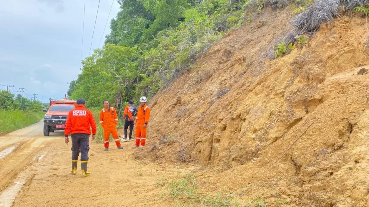 Curah Hujan Tinggi Picu Longsor Tutupi Jalan